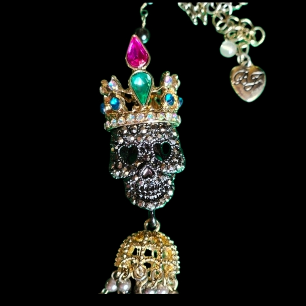 💀📿Betsey ROSARY style Unique Marcasite-Colored Stone Skull Necklace - NWOT📿💀 - Picture 3 of 14